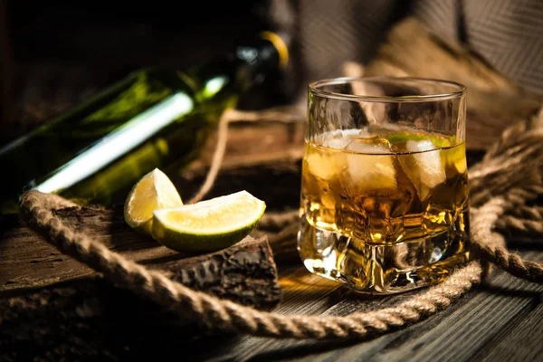 Stanan Von Köstlichem Rum Mit Limette — Stockfoto