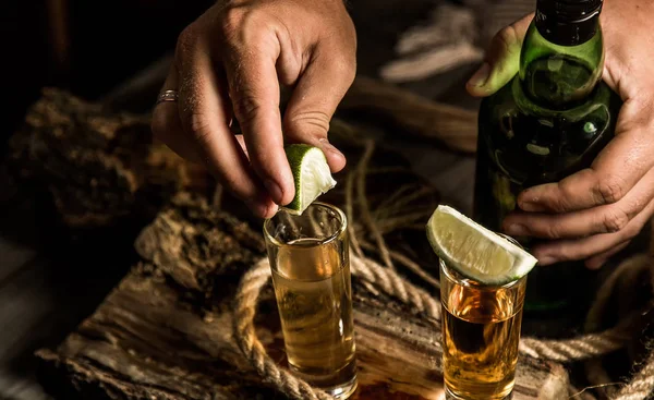 barmen kireç tekila için ekler.