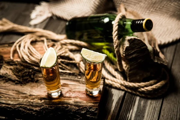 Tekila yığın ahşap arka plan üzerinde