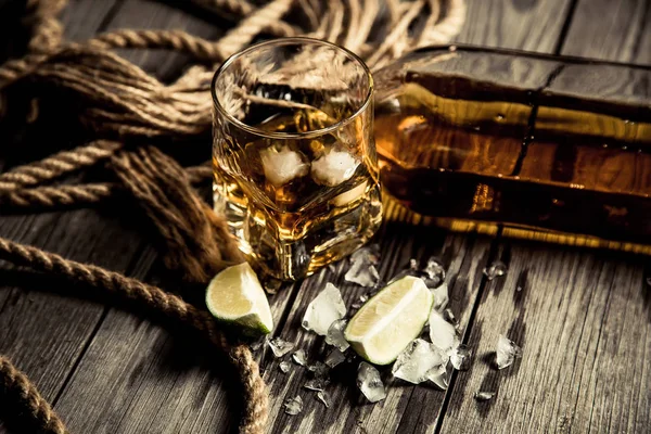 Glas Whisky Ein Glas Rum Auf Einem Holzthekentisch — Stockfoto