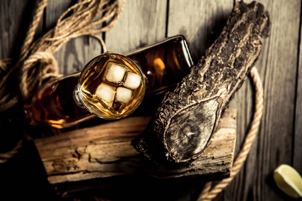 Szklankę Whisky Kieliszek Rumu Drewniany Kontuar Barowy — Zdjęcie stockowe