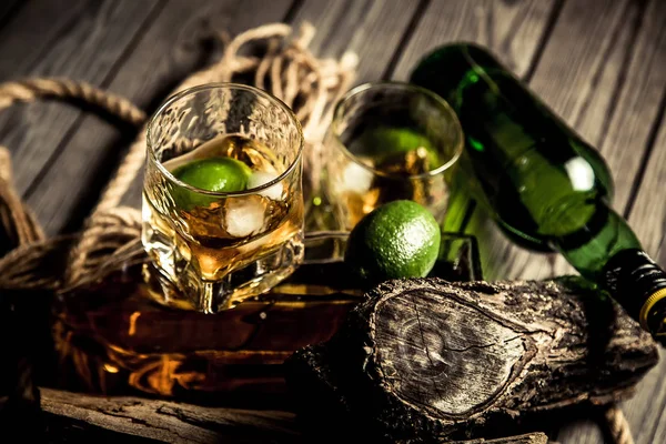 Glas Whiskey Ett Glas Rom Ett Trägolv Bardisk — Stockfoto