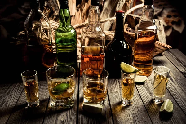 Alkol, viski, tekila, viski, konyak, ROM bir ahşap bar counter, vintage fotoğraf üzerinde bir sürü