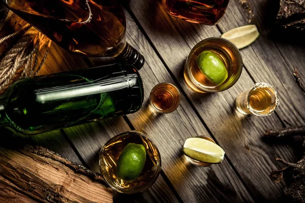 Dużo Alkoholu Whisky Tequila Bourbon Brandy Rumu Drewniany Bar Licznika — Zdjęcie stockowe