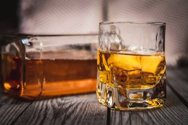 Bourbon viski şişe ve cam