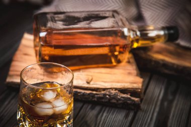 Bourbon viski şişe ve cam