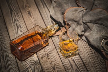 Bourbon viski şişe ve cam