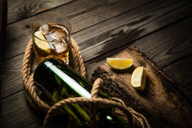 ROM ve tekila vintage bir arka planda korsanlar yığını