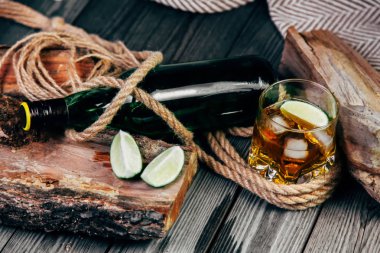 ROM ve tekila vintage bir arka planda korsanlar yığını