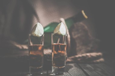 ROM ve tekila vintage bir arka planda korsanlar yığını