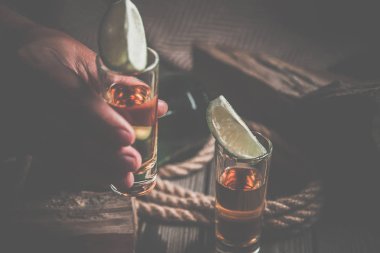 ROM ve tekila vintage bir arka planda korsanlar yığını