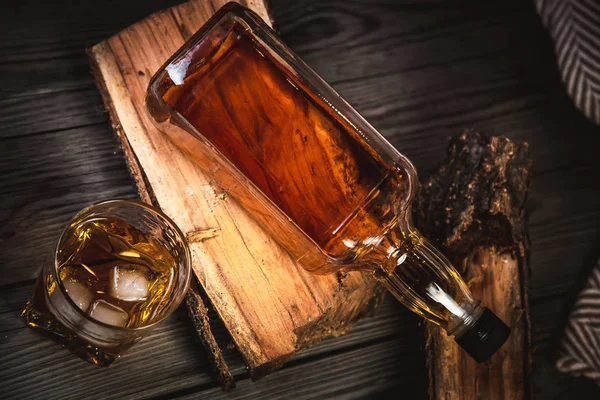 Bourbon viski şişe ve cam