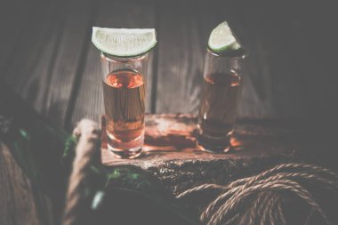 ROM ve tekila vintage bir arka planda korsanlar yığını