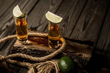 Bir yığın kireç ile elit tekila