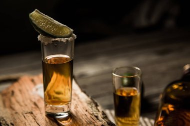 Bir yığın kireç ile elit tekila