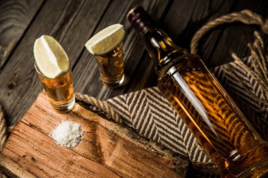 Bir yığın kireç ile elit tekila