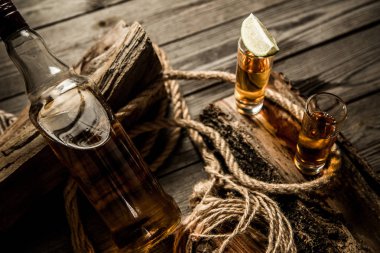 Bir yığın kireç ile elit tekila