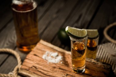 Bir yığın kireç ile elit tekila