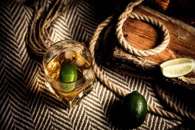 ROM viski viski ve ahşap zemin buzlu cam şişe