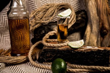 Bir yığın kireç ile elit tekila