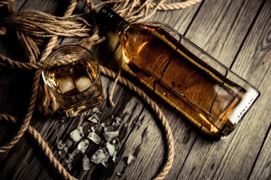 ROM viski viski ve ahşap zemin buzlu cam şişe