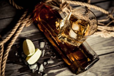 ROM viski viski ve ahşap zemin buzlu cam şişe