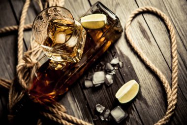 ROM viski viski ve ahşap zemin buzlu cam şişe