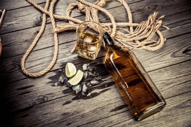 ROM viski viski ve ahşap zemin buzlu cam şişe