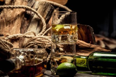 İki bardak viski ve bir korsan gemisinde buzlu rom