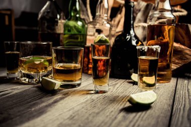 Eski bir korsan gemisi vintage ROM ve viski çubuğunda alkol