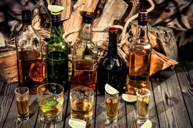 Eski bir korsan gemisi vintage ROM ve viski çubuğunda alkol