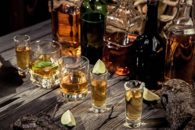 Eski bir korsan gemisi vintage ROM ve viski çubuğunda alkol