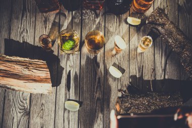 Eski bir korsan gemisi vintage ROM ve viski çubuğunda alkol