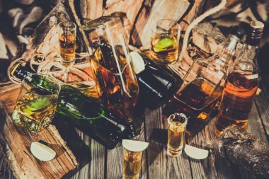 Eski bir korsan gemisi vintage ROM ve viski çubuğunda alkol