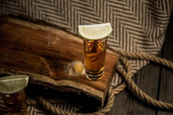 Bir yığın kireç ile elit tekila