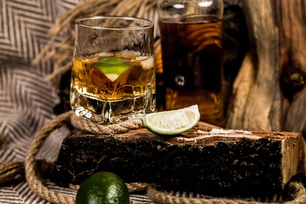 Flasche Rum Whiskey Bourbon Und Ein Glas Mit Eis Auf — Stockfoto