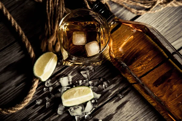 Flaska Rom Whiskey Bourbon Och Ett Glas Med Trä Bakgrund — Stockfoto