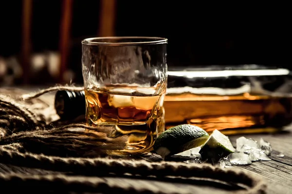 Flasche Rum Whiskey Bourbon Und Ein Glas Mit Eis Auf — Stockfoto