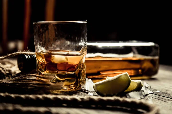 Garrafa Uísque Rum Bourbon Copo Com Gelo Sobre Fundo Madeira — Fotografia de Stock