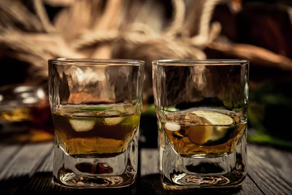 Due Bicchieri Whisky Rum Con Ghiaccio Una Nave Pirata — Foto Stock