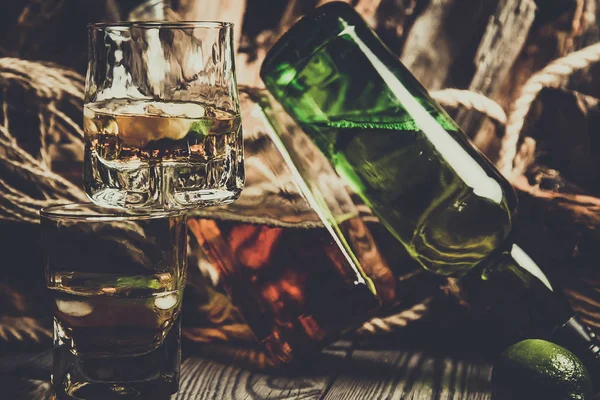 Dois Copos Uísque Rum Com Gelo Num Navio Pirata — Fotografia de Stock