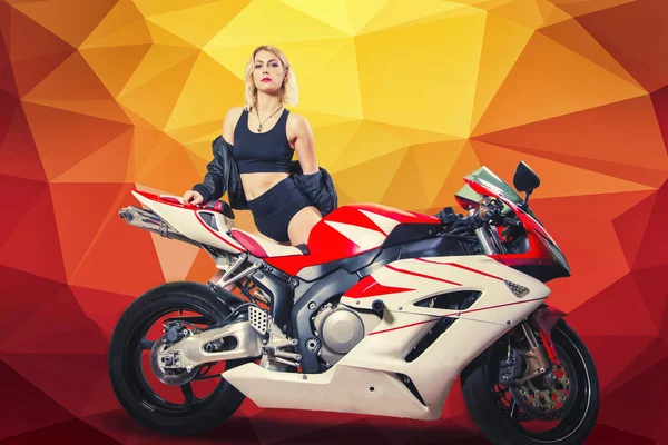 Blondynka Sportbike Żółtym Tle — Zdjęcie stockowe