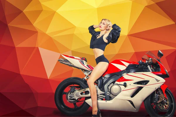 Blondes Mädchen Auf Einem Sportbike Vor Gelbem Hintergrund — Stockfoto