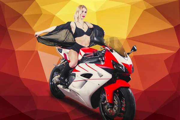 Blondynka Sportbike Żółtym Tle — Zdjęcie stockowe