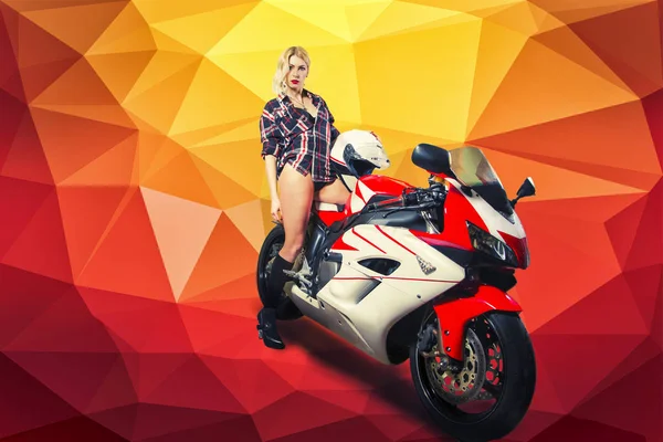 Blondes Mädchen Auf Einem Sportbike Vor Gelbem Hintergrund — Stockfoto