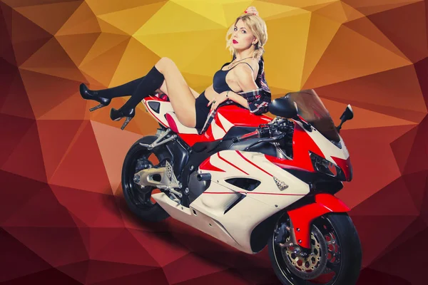 Blond Flicka Sportbike Gul Bakgrund — Stockfoto