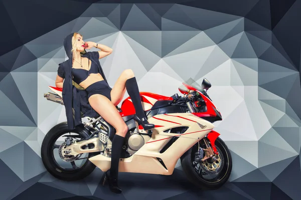 Sexy Mädchen Auf Einem Sport Biker Auf Einem Raschen Schwarzen — Stockfoto