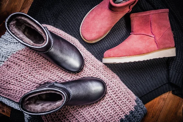 Röda Uggs Vinter Kvinnors Skor Halsduk Shopping — Stockfoto