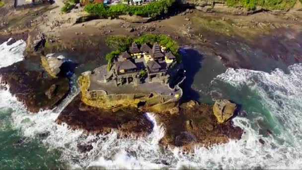 Εναέριο κηφήνα πλάνα της Pura Tanahlot ναό στο νησί Μπαλί — Αρχείο Βίντεο