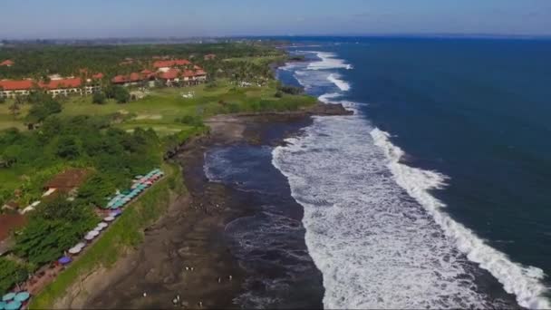 Imágenes aéreas de la costa cerca del templo de Tanahlot en la isla de Bali — Vídeos de Stock
